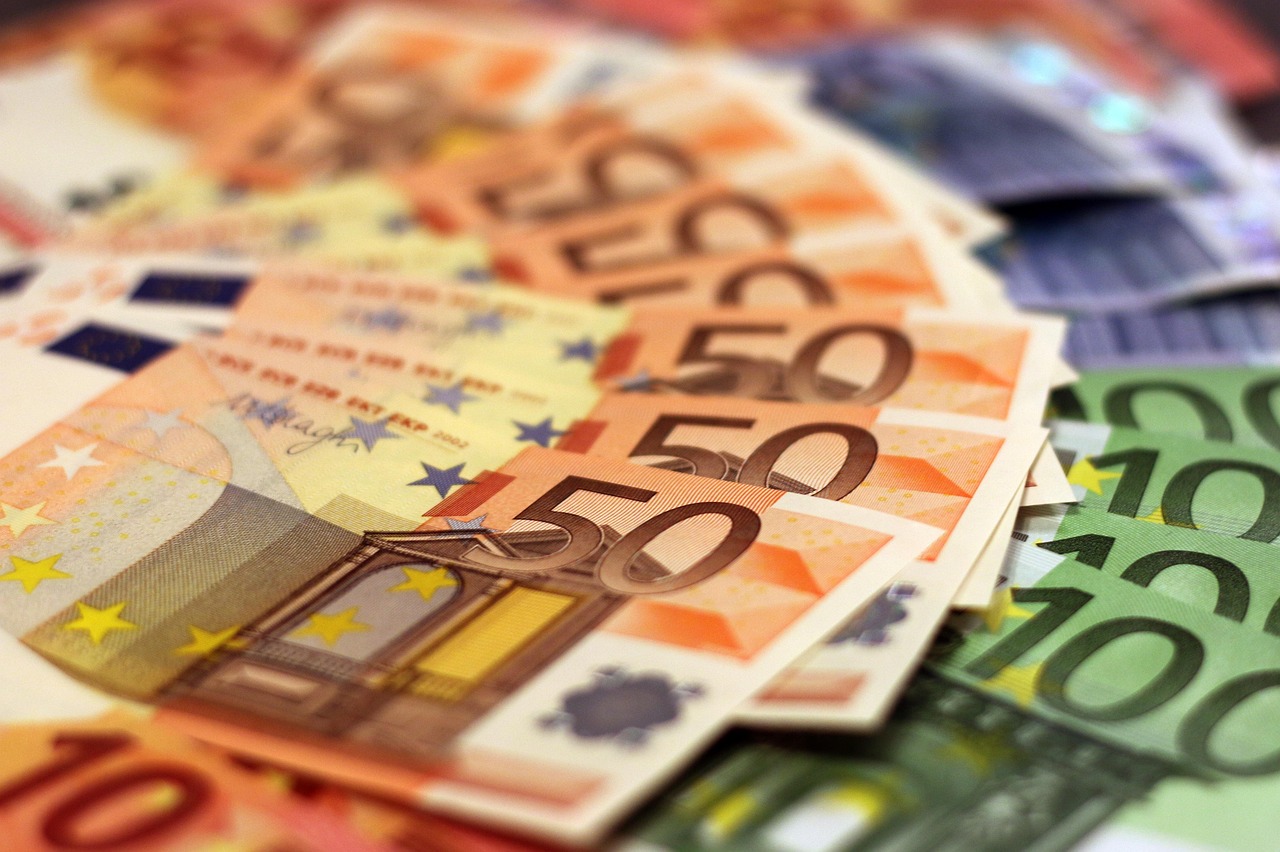 entdecken sie alles wissenswerte über den digitalen euro: von den vorteilen und herausforderungen bis hin zu aktuellen entwicklungen in der europäischen union. bleiben sie informiert über die zukunft des digitalen zahlungsverkehrs.
