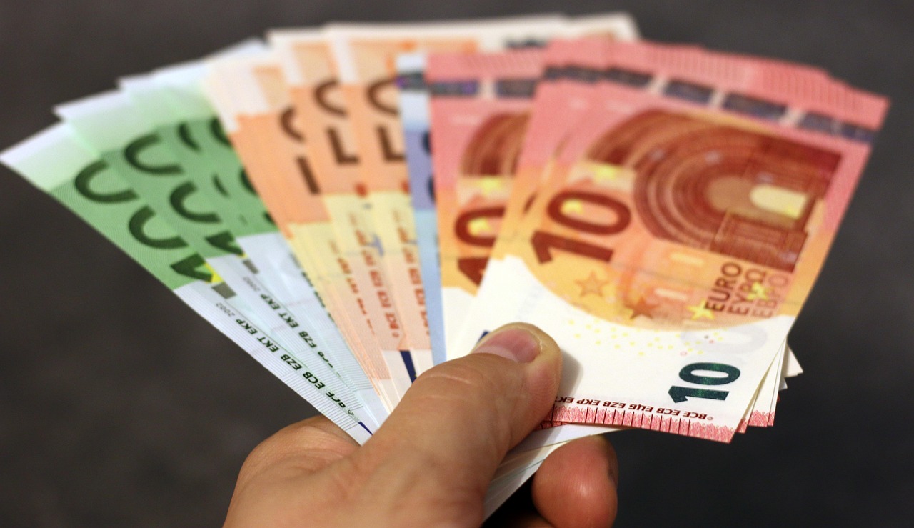 erfahren sie alles über den digitalen euro: funktionsweise, vorteile und herausforderungen der neuen digitalen währung der europäischen zentralbank. bleiben sie über aktuelle entwicklungen und die zukunft des digitalen geldes informiert.